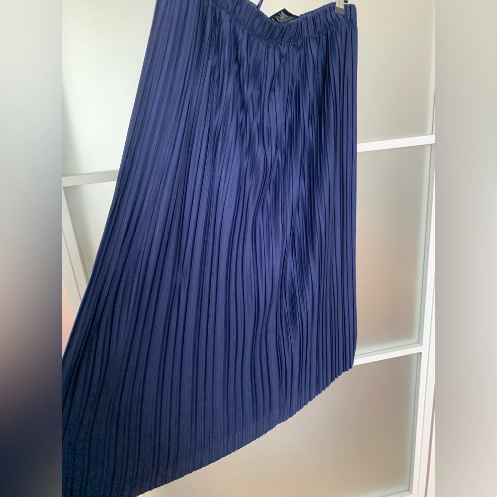Uniqlo navy pleated midi skirt. Size large.